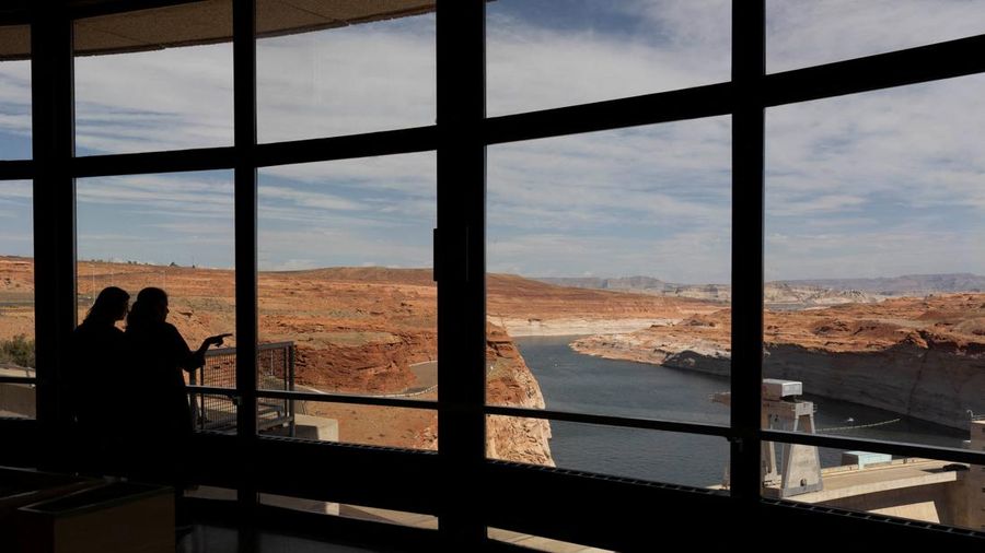 Para pengunjung di Bendungan Glen Canyon di Danau Powell—saat waduk vital tersebut berada pada tingkat ketinggian air terendah yang pernah tercatat—di Kawasan Rekreasi Nasional Glen Canyon dekat Page, Arizona, AS, pada 30 Agustus 2026.