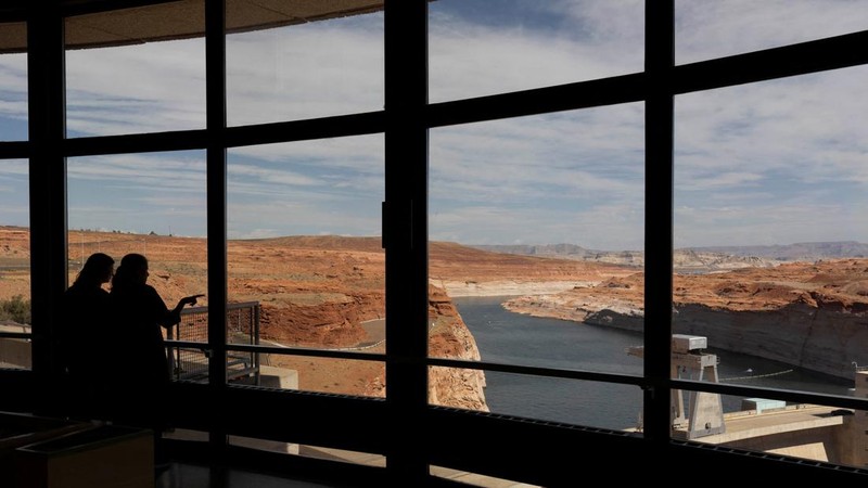 Para pengunjung di Bendungan Glen Canyon di Danau Powell—saat waduk vital tersebut berada pada tingkat ketinggian air terendah yang pernah tercatat—di Kawasan Rekreasi Nasional Glen Canyon dekat Page, Arizona, AS, pada 30 Agustus 2026.