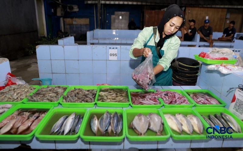 Gubernur Jakarta Pramono Anung menyapa dan berbincang santai dengan salah satu pedagang ikan di lokasi Binaan atau Lokbin Kramat Jati di Jakarta Timur, Selasa (1/9/2026). (CNBC Indonesia/Muhammad Sabki)