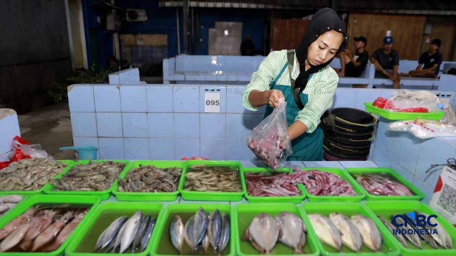 Pedagang ikan direlokasi di letak Binaan alias Lokbin Kramat Jati di Jakarta Timur, Selasa (1/9/2026). (CNBC Indonesia/Muhammad Sabki)