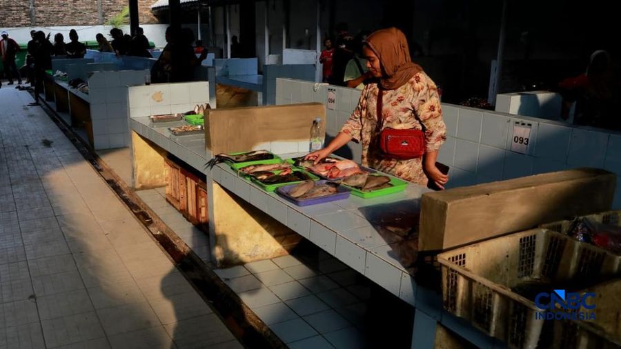 Pedagang ikan direlokasi di letak Binaan alias Lokbin Kramat Jati di Jakarta Timur, Selasa (1/9/2026). (CNBC Indonesia/Muhammad Sabki)