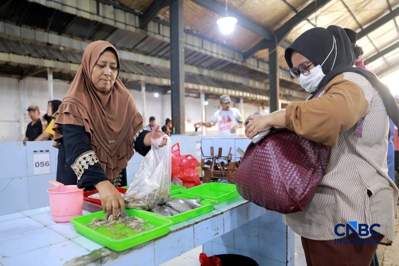 Gubernur Jakarta Pramono Anung menyapa dan berbincang santai dengan salah satu pedagang ikan di lokasi Binaan atau Lokbin Kramat Jati di Jakarta Timur, Selasa (1/9/2026). (CNBC Indonesia/Muhammad Sabki)