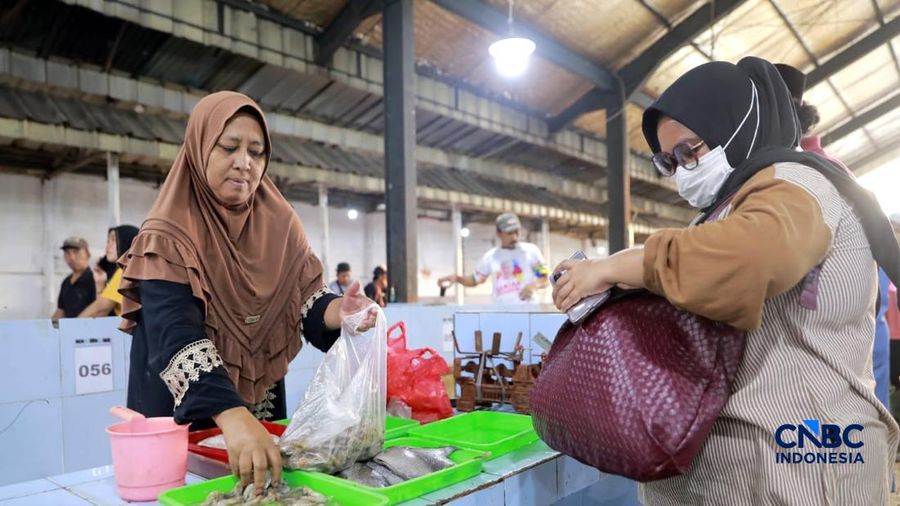 Pedagang ikan direlokasi di letak Binaan alias Lokbin Kramat Jati di Jakarta Timur, Selasa (1/9/2026). (CNBC Indonesia/Muhammad Sabki)
