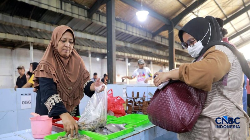 Pedagang ikan direlokasi di lokasi Binaan atau Lokbin Kramat Jati di Jakarta Timur, Selasa (1/9/2026). (CNBC Indonesia/Muhammad Sabki)