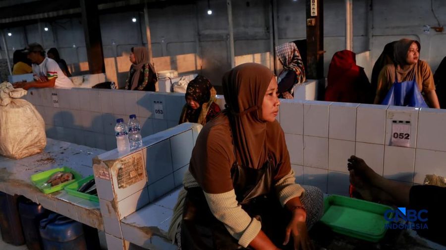 Pedagang ikan direlokasi di letak Binaan alias Lokbin Kramat Jati di Jakarta Timur, Selasa (1/9/2026). (CNBC Indonesia/Muhammad Sabki)