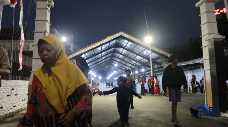 Gubernur Jakarta Pramono Anung menyapa dan berbincang santai dengan salah satu pedagang ikan di lokasi Binaan atau Lokbin Kramat Jati di Jakarta Timur, Selasa (1/9/2026). (CNBC Indonesia/Muhammad Sabki)
