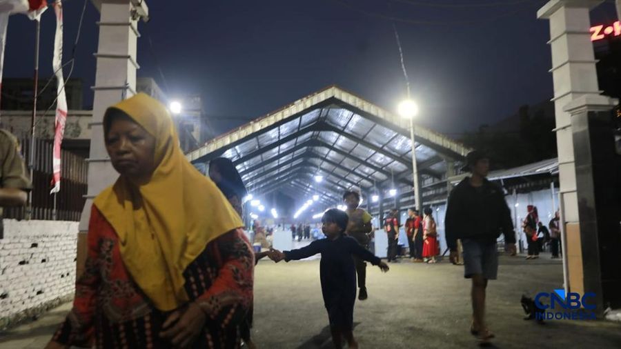 Pedagang ikan direlokasi di letak Binaan alias Lokbin Kramat Jati di Jakarta Timur, Selasa (1/9/2026). (CNBC Indonesia/Muhammad Sabki)