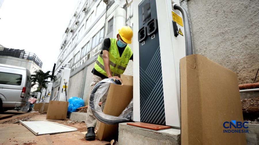 Pekerja menyelesaikan instruksi instalasi Stasiun Pengisian Kendaraan Listrik Umum (SPKLU) di salah satu apartemen di Jakarta, Selasa (1/9/2026). (CNBC Indonesia/Tri Susilo)