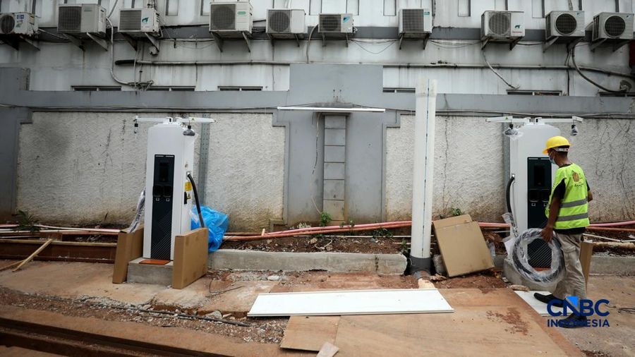 Pekerja menyelesaikan instruksi instalasi Stasiun Pengisian Kendaraan Listrik Umum (SPKLU) di salah satu apartemen di Jakarta, Selasa (1/9/2026). (CNBC Indonesia/Tri Susilo)
