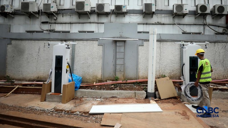 Pekerja menyelesaikan instruksi instalasi Stasiun Pengisian Kendaraan Listrik Umum (SPKLU) di salah satu apartemen di Jakarta, Selasa (1/9/2026). (CNBC Indonesia/Tri Susilo)