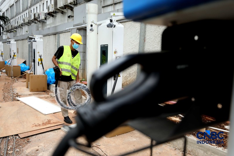 Pekerja menyelesaikan instruksi instalasi Stasiun Pengisian Kendaraan Listrik Umum (SPKLU) di salah satu apartemen di Jakarta, Selasa (1/9/2026). (CNBC Indonesia/Tri Susilo)