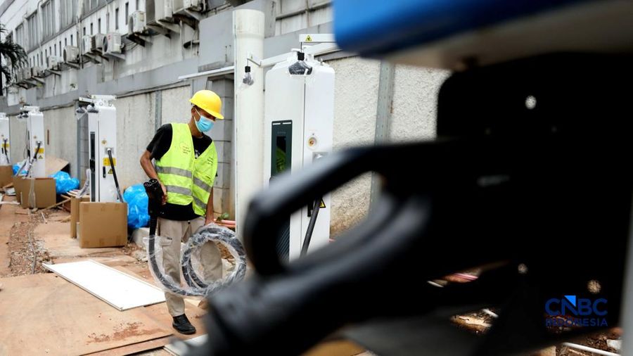 Pekerja menyelesaikan instruksi instalasi Stasiun Pengisian Kendaraan Listrik Umum (SPKLU) di salah satu apartemen di Jakarta, Selasa (1/9/2026). (CNBC Indonesia/Tri Susilo)