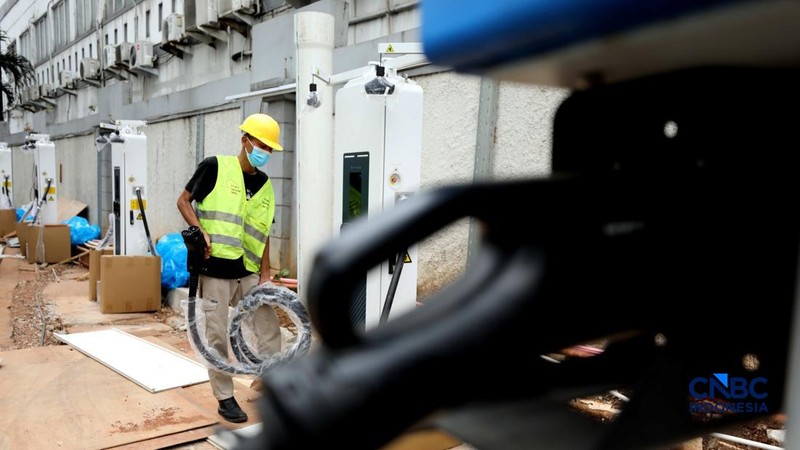 Pekerja menyelesaikan instruksi instalasi Stasiun Pengisian Kendaraan Listrik Umum (SPKLU) di salah satu apartemen di Jakarta, Selasa (1/9/2026). (CNBC Indonesia/Tri Susilo)