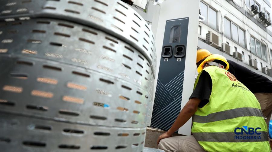 Pekerja menyelesaikan instruksi instalasi Stasiun Pengisian Kendaraan Listrik Umum (SPKLU) di salah satu apartemen di Jakarta, Selasa (1/9/2026). (CNBC Indonesia/Tri Susilo)