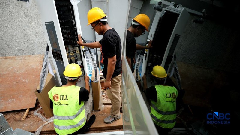 Pekerja menyelesaikan instruksi instalasi Stasiun Pengisian Kendaraan Listrik Umum (SPKLU) di salah satu apartemen di Jakarta, Selasa (1/9/2026). (CNBC Indonesia/Tri Susilo)