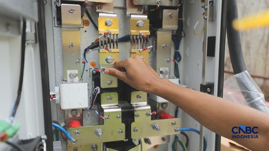 Pekerja menyelesaikan instruksi instalasi Stasiun Pengisian Kendaraan Listrik Umum (SPKLU) di salah satu apartemen di Jakarta, Selasa (1/9/2026). (CNBC Indonesia/Tri Susilo)