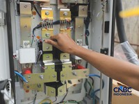 Pekerja menyelesaikan instruksi instalasi Stasiun Pengisian Kendaraan Listrik Umum (SPKLU) di salah satu apartemen di Jakarta, Selasa (1/9/2026). (CNBC Indonesia/Tri Susilo)
