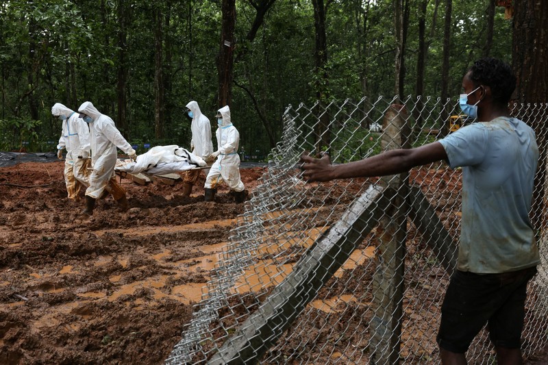 Pemakaman massal korban banjir bandang Chitwan, Nepal. (REUTERS/Adnan Abidi)