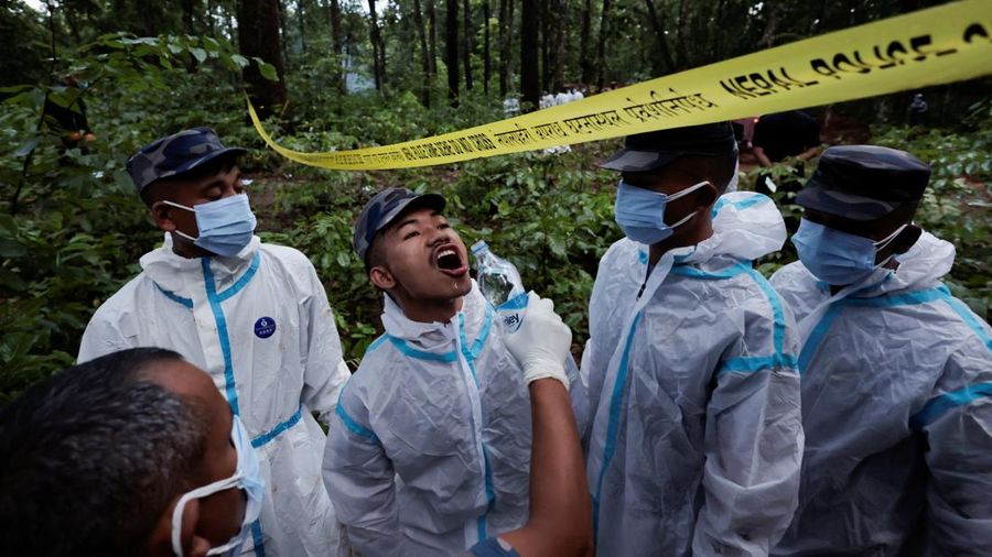 Pemakaman massal korban banjir bandang Chitwan, Nepal. (REUTERS/Navesh Chitrakar)