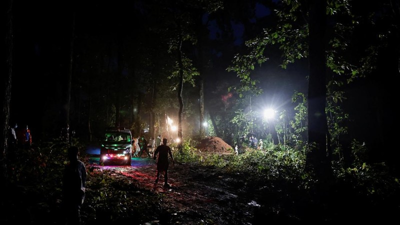 Pemakaman massal korban banjir bandang Chitwan, Nepal. (REUTERS/Navesh Chitrakar)