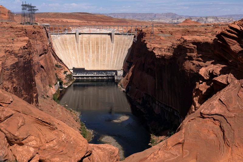 Bunga-bunga liar tumbuh di bagian Danau Powell yang telah mengering&mdash;sementara waduk vital tersebut berada pada tingkat ketinggian air terendah yang pernah tercatat&mdash;di Kawasan Rekreasi Nasional Glen Canyon, Utah, tepat di seberang perbatasan negara bagian dari Page, Arizona, AS, pada 30 Agustus 2026. (REUTERS/Rebecca Noble)
