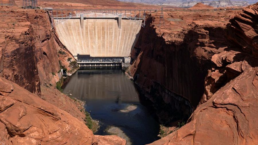 Pemandangan Bendungan Glen Canyon saat waduk vitalnya, Danau Powell, berada pada tingkat ketinggian air terendah yang pernah tercatat, di Kawasan Rekreasi Nasional Glen Canyon dekat Page, Arizona, AS, pada 30 Agustus 2026.