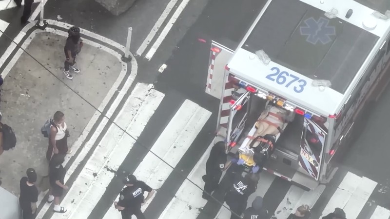 Petugas tanggap darurat membawa sejumlah orang ke ambulans setelah sedikitnya dua pejalan kaki ditikam di kawasan Times Square, New York, Senin (31/8/2026).