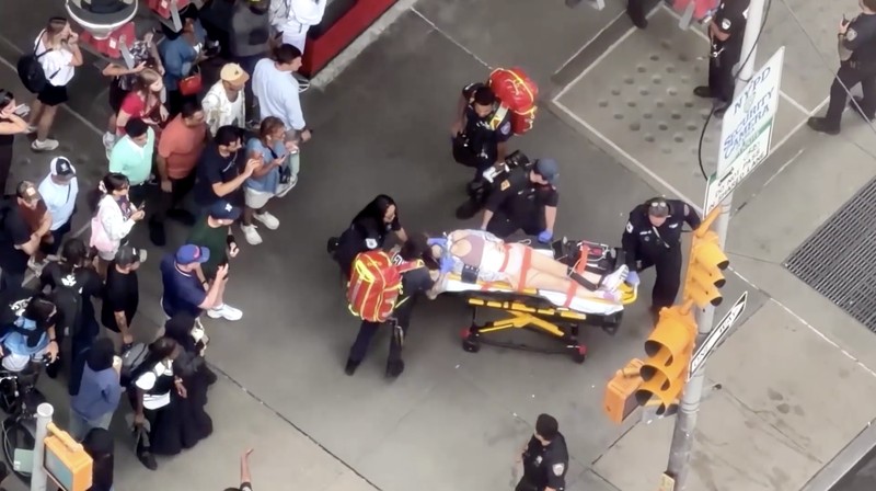 Anggota NYPD berjaga di lokasi kejadian penembakan yang melibatkan petugas kepolisian di Times Square, New York City, AS, pada 31 Agustus 2026. (REUTERS/Brendan McDermid)