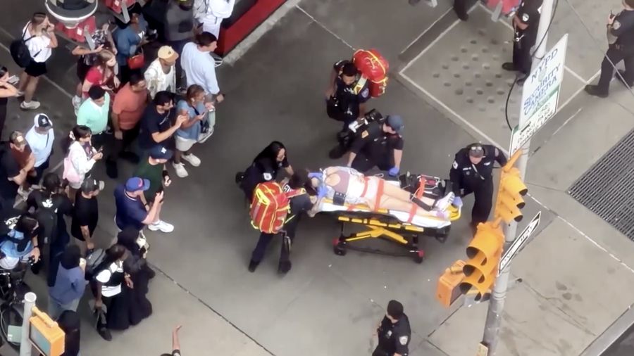 Petugas tanggap darurat membawa sejumlah orang ke ambulans setelah sedikitnya dua pejalan kaki ditikam di kawasan Times Square, New York, Senin (31/8/2026).