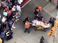 Petugas tanggap darurat membawa sejumlah orang ke ambulans setelah sedikitnya dua pejalan kaki ditikam di kawasan Times Square, New York, Senin (31/8/2026). (Tangkapan Layar Video Reuters/)