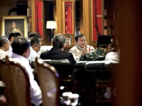 Presiden Prabowo Subianto memimpin rapat terbatas bersama sejumlah menteri di Hambalang, Kabupaten Bogor, Selasa, 1 September 2026, untuk membahas langkah konkret meningkatkan kualitas hunian dan lingkungan tempat tinggal masyarakat. (Instagram/sekre