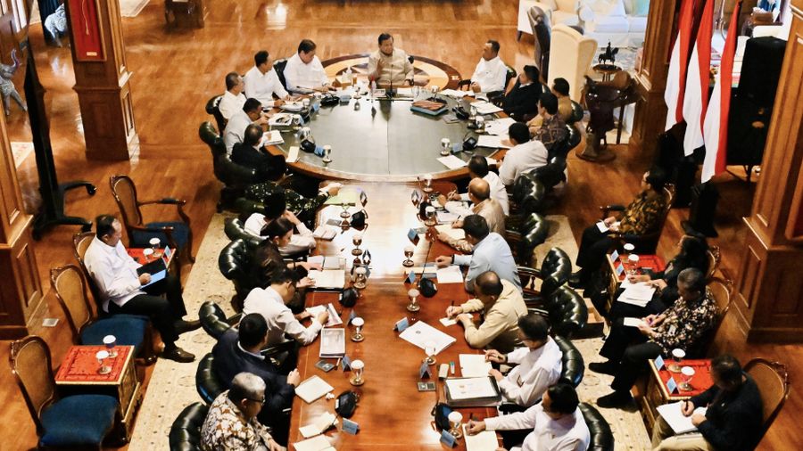Presiden Prabowo Subianto memimpin rapat terbatas bersama sejumlah menteri di Hambalang, Kabupaten Bogor, Selasa, 1 September 2026, untuk membahas langkah konkret meningkatkan kualitas hunian dan lingkungan tempat tinggal masyarakat. (Instagram/sekre