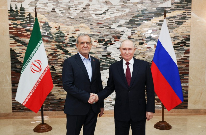 Presiden Rusia Vladimir Putin dan Presiden Iran Masoud Pezeshkian menghadiri pertemuan di sela-sela KTT Organisasi Kerja Sama Shanghai (SCO) di Bishkek, Kirgistan, Selasa (1/9/2026). (Sputnik/Kristina Solovyova/Pool via REUTERS)