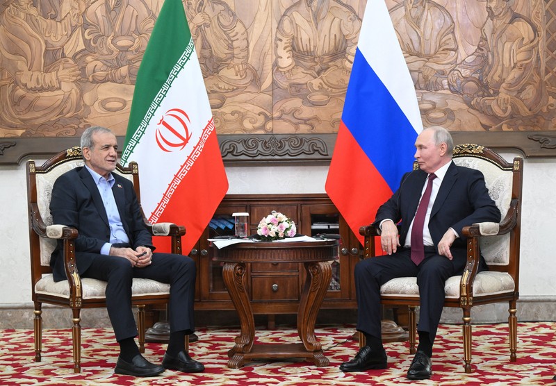 Presiden Rusia Vladimir Putin dan Presiden Iran Masoud Pezeshkian menghadiri pertemuan di sela-sela KTT Organisasi Kerja Sama Shanghai (SCO) di Bishkek, Kirgistan, Selasa (1/9/2026). (Sputnik/Kristina Solovyova/Pool via REUTERS)