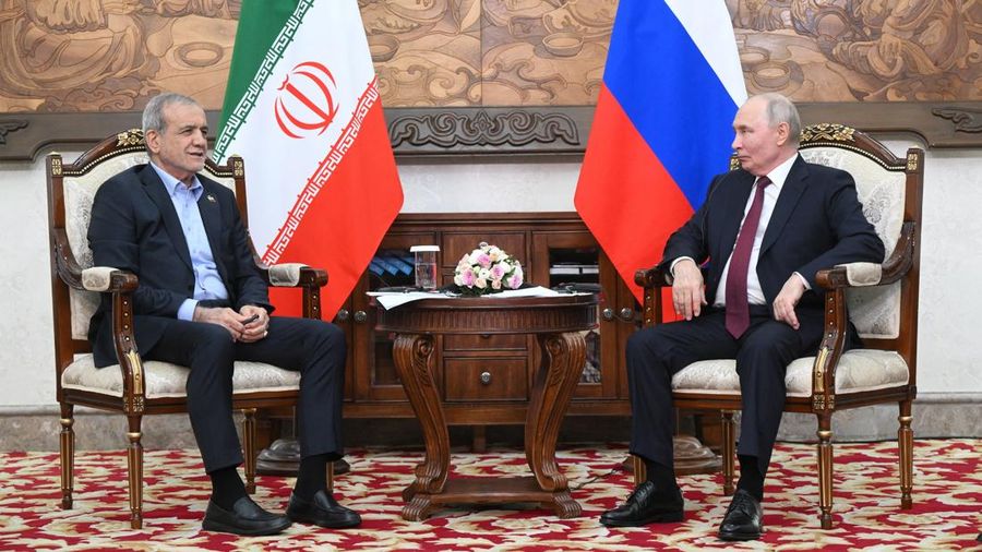 Presiden Rusia Vladimir Putin dan Presiden Iran Masoud Pezeshkian menghadiri pertemuan di sela-sela KTT Organisasi Kerja Sama Shanghai (SCO) di Bishkek, Kirgistan, Selasa (1/9/2026). (Sputnik/Kristina Solovyova/Pool via REUTERS)