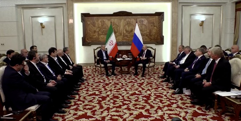 Presiden Rusia Vladimir Putin dan Presiden Iran Masoud Pezeshkian menghadiri pertemuan di sela-sela KTT Organisasi Kerja Sama Shanghai (SCO) di Bishkek, Kirgistan, Selasa (1/9/2026). (Sputnik/Kristina Solovyova/Pool via REUTERS)