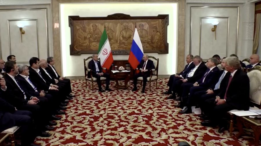 Presiden Rusia Vladimir Putin dan Presiden Iran Masoud Pezeshkian menghadiri pertemuan di sela-sela KTT Organisasi Kerja Sama Shanghai (SCO) di Bishkek, Kirgistan, Selasa (1/9/2026). (Tangkapan Layar Video/REUTERS)