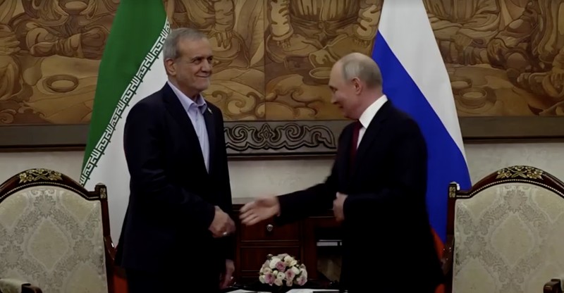 Presiden Rusia Vladimir Putin dan Presiden Iran Masoud Pezeshkian menghadiri pertemuan di sela-sela KTT Organisasi Kerja Sama Shanghai (SCO) di Bishkek, Kirgistan, Selasa (1/9/2026). (Sputnik/Kristina Solovyova/Pool via REUTERS)