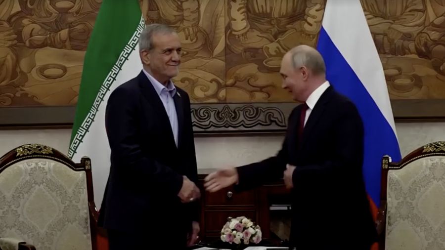 Presiden Rusia Vladimir Putin dan Presiden Iran Masoud Pezeshkian menghadiri pertemuan di sela-sela KTT Organisasi Kerja Sama Shanghai (SCO) di Bishkek, Kirgistan, Selasa (1/9/2026). (Tangkapan Layar Video/REUTERS)