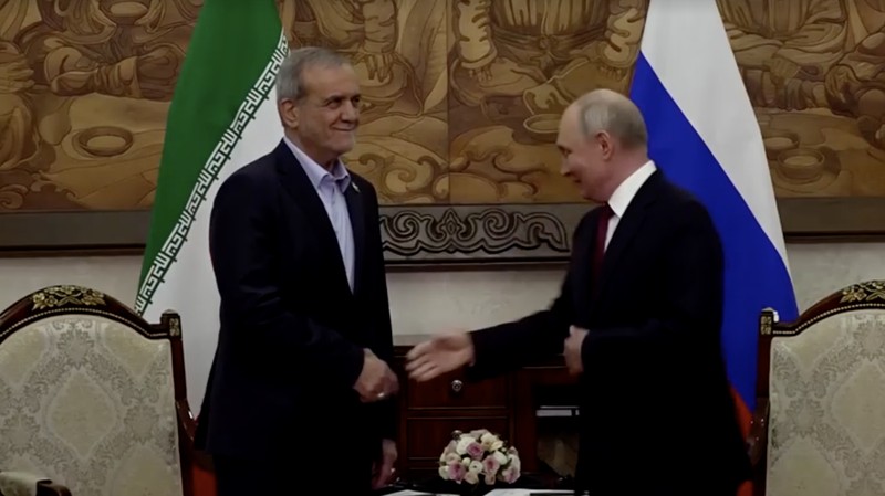 Presiden Rusia Vladimir Putin dan Presiden Iran Masoud Pezeshkian menghadiri pertemuan di sela-sela KTT Organisasi Kerja Sama Shanghai (SCO) di Bishkek, Kirgistan, Selasa (1/9/2026). (Tangkapan Layar Video/REUTERS)