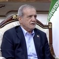Presiden Rusia Vladimir Putin dan Presiden Iran Masoud Pezeshkian menghadiri pertemuan di sela-sela KTT Organisasi Kerja Sama Shanghai (SCO) di Bishkek, Kirgistan, Selasa (1/9/2026). (Tangkapan Layar Video/REUTERS)