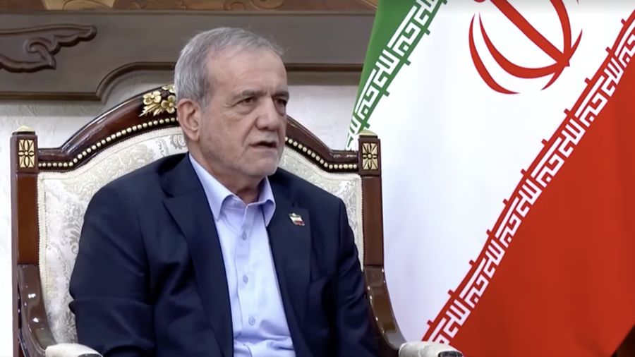 Presiden Rusia Vladimir Putin dan Presiden Iran Masoud Pezeshkian menghadiri pertemuan di sela-sela KTT Organisasi Kerja Sama Shanghai (SCO) di Bishkek, Kirgistan, Selasa (1/9/2026). (Tangkapan Layar Video/REUTERS)