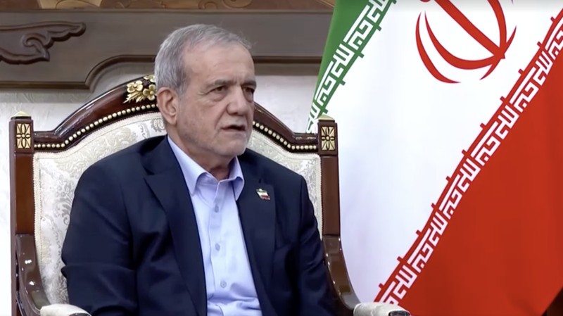 Presiden Rusia Vladimir Putin dan Presiden Iran Masoud Pezeshkian menghadiri pertemuan di sela-sela KTT Organisasi Kerja Sama Shanghai (SCO) di Bishkek, Kirgistan, Selasa (1/9/2026). (Tangkapan Layar Video/REUTERS)