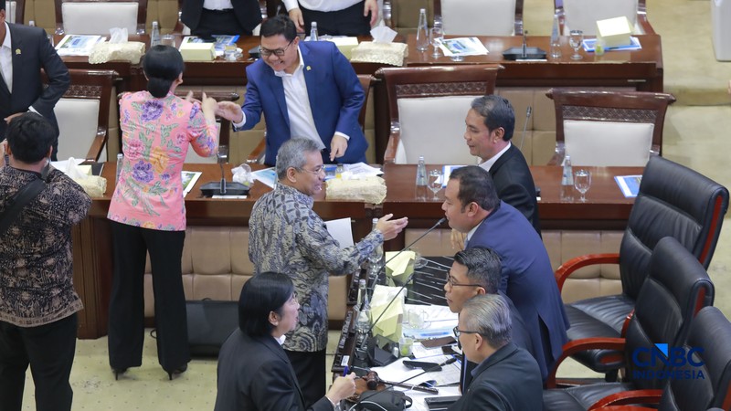 Rapat kerja Komisi XI DPR RI dengan Menteri Keuangan, Menteri PPN/Bappenas, Ketua Dewan Komisioner OJK, Pejabat Gubernur Terpilih Bank Indonesia dalam agenda asumsi dasar dalam RUU APBN TA 2027 di Komisi XI DPR RI, Senayan, Jakarta, Selasa (1/9/2026). (CNBC Indonesia/Muhammad Sabki)
