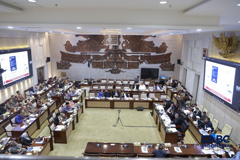 Rapat kerja Komisi XI DPR RI dengan Menteri Keuangan, Menteri PPN/Bappenas, Ketua Dewan Komisioner OJK, Pejabat Gubernur Terpilih Bank Indonesia dalam agenda asumsi dasar dalam RUU APBN TA 2027 di Komisi XI DPR RI, Senayan, Jakarta, Selasa (1/9/2026). (CNBC Indonesia/Muhammad Sabki)