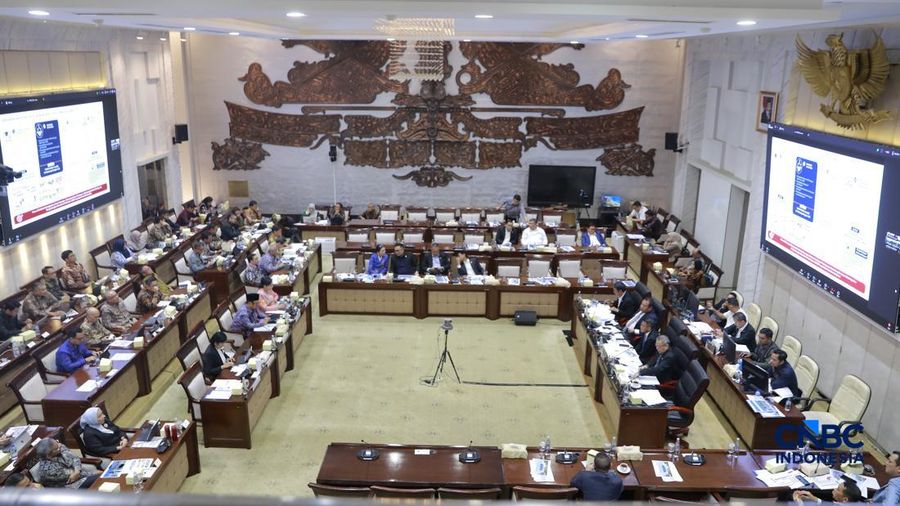 Rapat kerja Komisi XI DPR RI dengan Menteri Keuangan, Menteri PPN/Bappenas, Ketua Dewan Komisioner OJK, Pejabat Gubernur Terpilih Bank Indonesia dalam agenda asumsi dasar dalam RUU APBN TA 2027 di Komisi XI DPR RI, Senayan, Jakarta, Selasa (1/9/2026). (CNBC Indonesia/Muhammad Sabki)