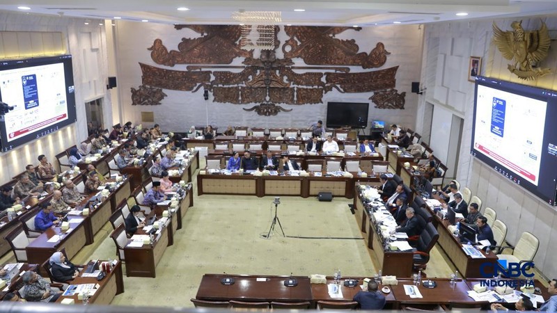 Rapat kerja Komisi XI DPR RI dengan Menteri Keuangan, Menteri PPN/Bappenas, Ketua Dewan Komisioner OJK, Pejabat Gubernur Terpilih Bank Indonesia dalam agenda asumsi dasar dalam RUU APBN TA 2027 di Komisi XI DPR RI, Senayan, Jakarta, Selasa (1/9/2026). (CNBC Indonesia/Muhammad Sabki)