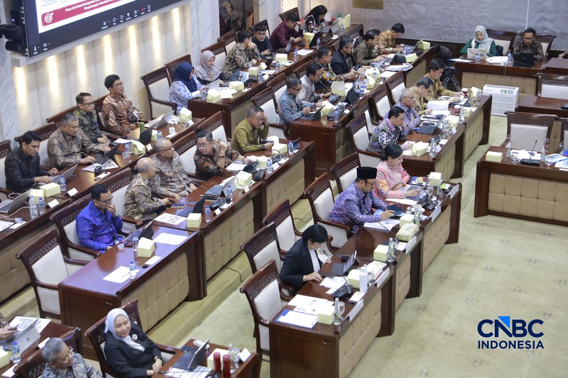 Rapat kerja Komisi XI DPR RI dengan Menteri Keuangan, Menteri PPN/Bappenas, Ketua Dewan Komisioner OJK, Pejabat Gubernur Terpilih Bank Indonesia dalam agenda asumsi dasar dalam RUU APBN TA 2027 di Komisi XI DPR RI, Senayan, Jakarta, Selasa (1/9/2026). (CNBC Indonesia/Muhammad Sabki)