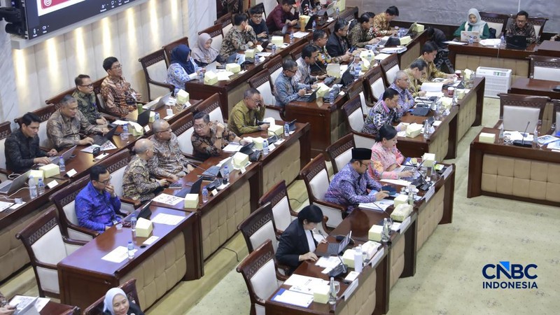 Rapat kerja Komisi XI DPR RI dengan Menteri Keuangan, Menteri PPN/Bappenas, Ketua Dewan Komisioner OJK, Pejabat Gubernur Terpilih Bank Indonesia dalam agenda asumsi dasar dalam RUU APBN TA 2027 di Komisi XI DPR RI, Senayan, Jakarta, Selasa (1/9/2026). (CNBC Indonesia/Muhammad Sabki)