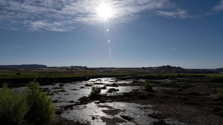 Sebagian dasar danau mengering saat Danau Powell—sebuah waduk vital yang terletak di Glen Canyon National Recreation Area, Utah (tepat di seberang perbatasan negara bagian dari Page, Arizona, AS)—berada pada tingkat ketinggian air terendah yang pernah tercatat, pada 30 Agustus 2026.